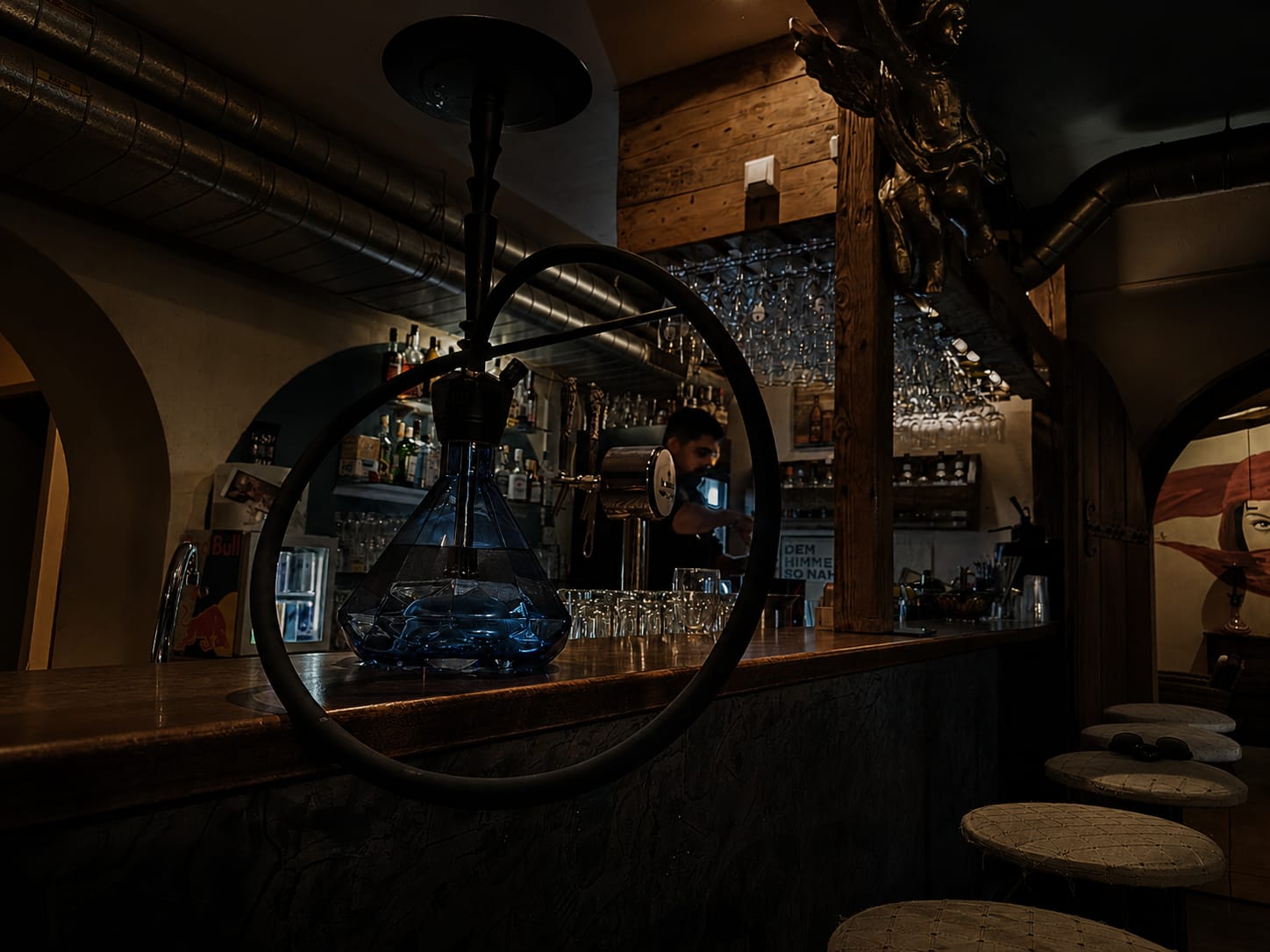 Shisha im Vordergrund vor der stimmungsvollen Bar