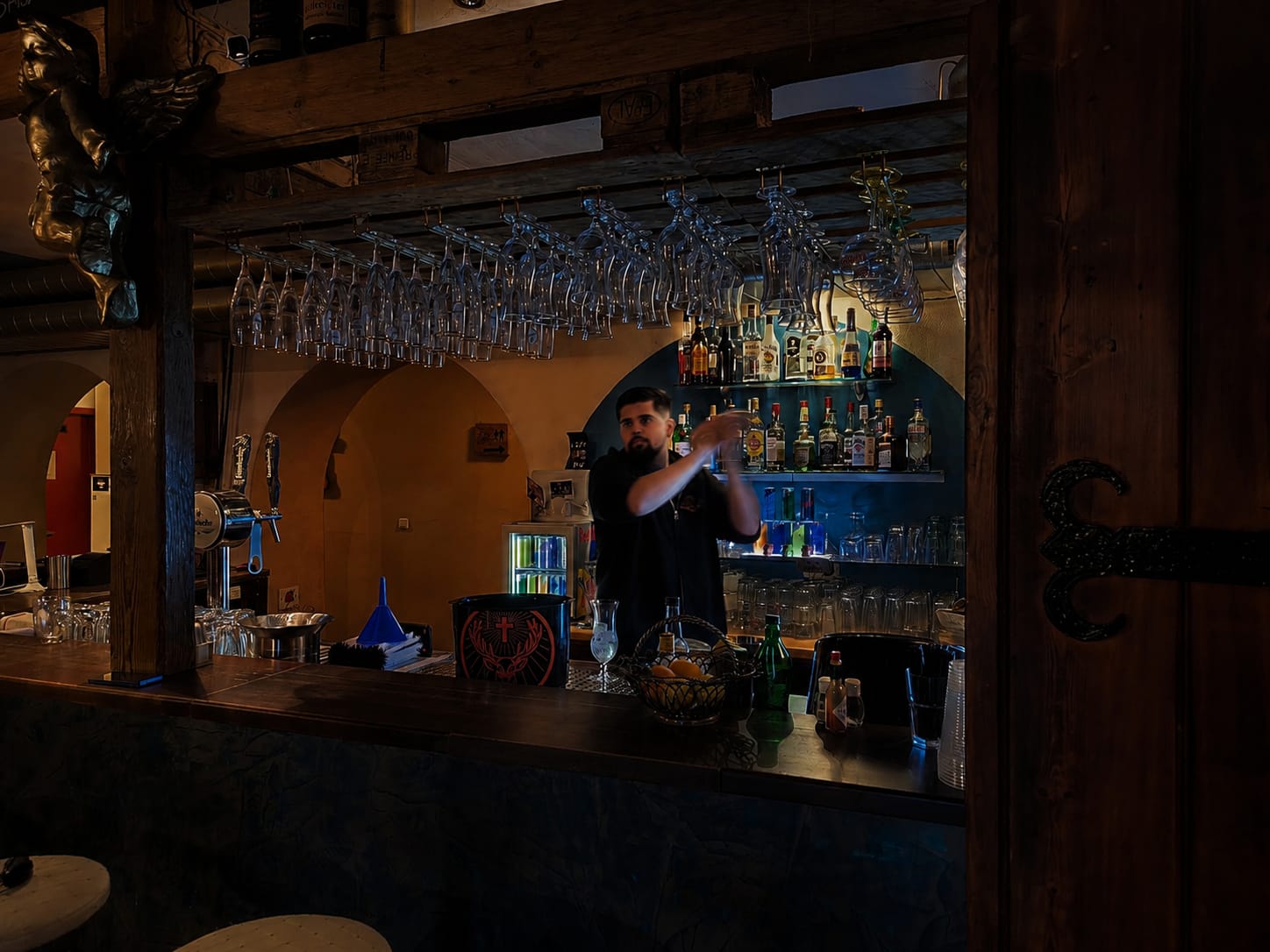 Barkeeper mixt Cocktail hinter der Bar